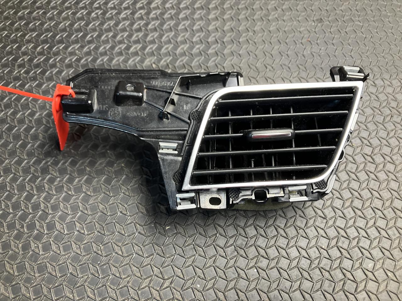 дефлектор обдува салона Audi A8 D4/4H 2012, 4.2 л., CDRA, бензин, АКПП, седан, 4H1820901A - фото №1