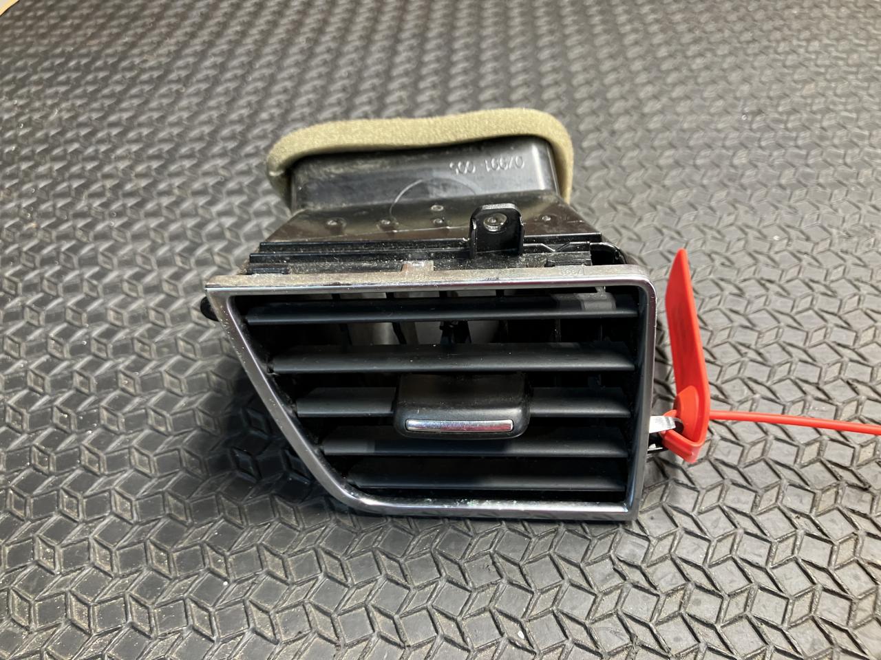 дефлектор обдува салона Audi A8 D4/4H 2012, 4.2 л., CDRA, бензин, АКПП, седан, 4H1820951A - фото №1