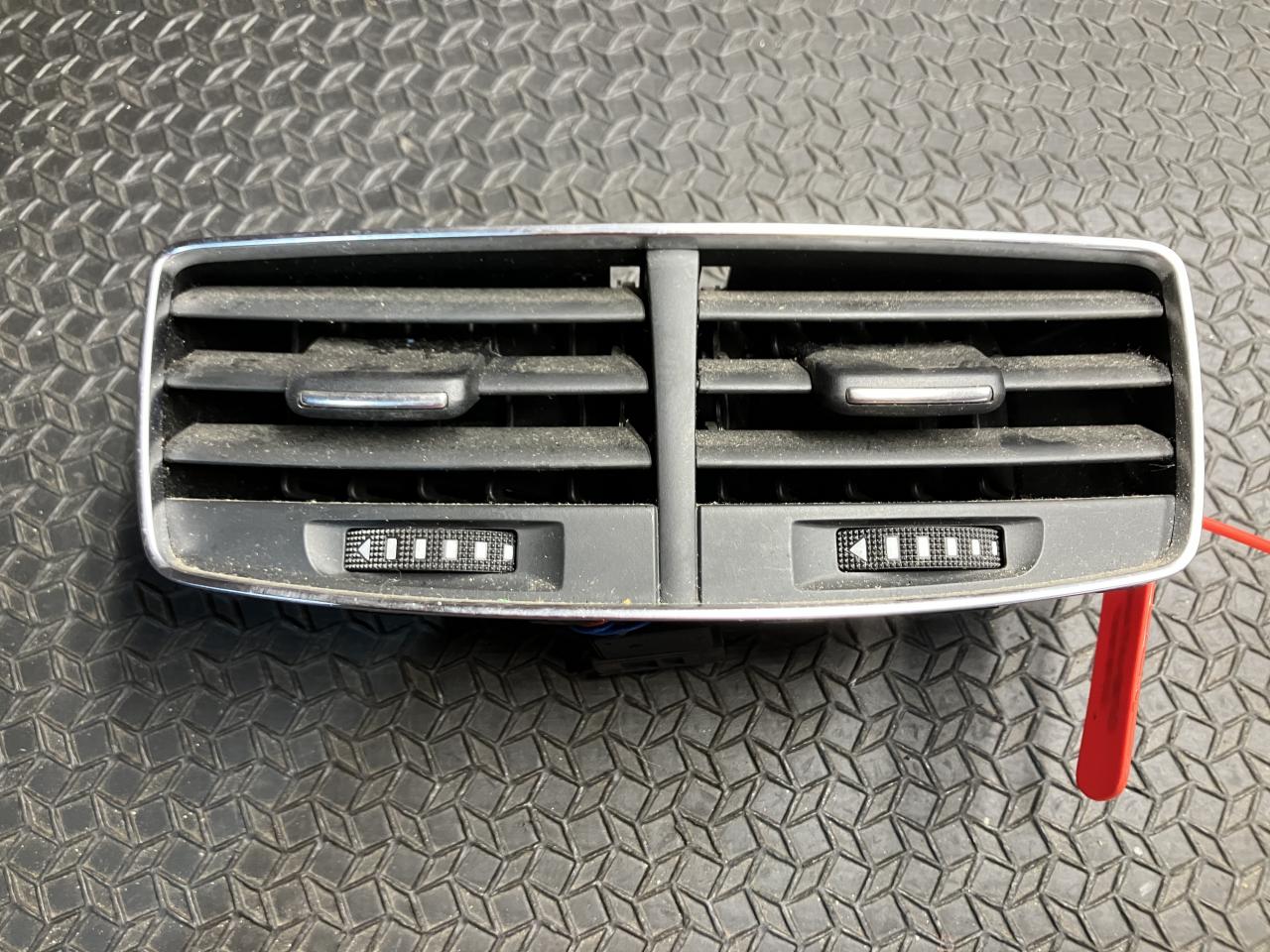 дефлектор обдува салона Audi A8 D4/4H 2011, 4.2 л., CDRA, бензин, седан, 4H0819203A - фото №1