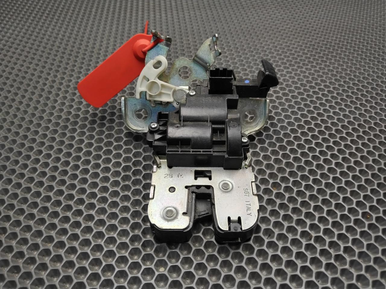 замок багажника Audi A8 D4/4H 2012, 4.2 л., CDRA, бензин, АКПП, седан, 4H0827505, 4H0827505A - фото №1