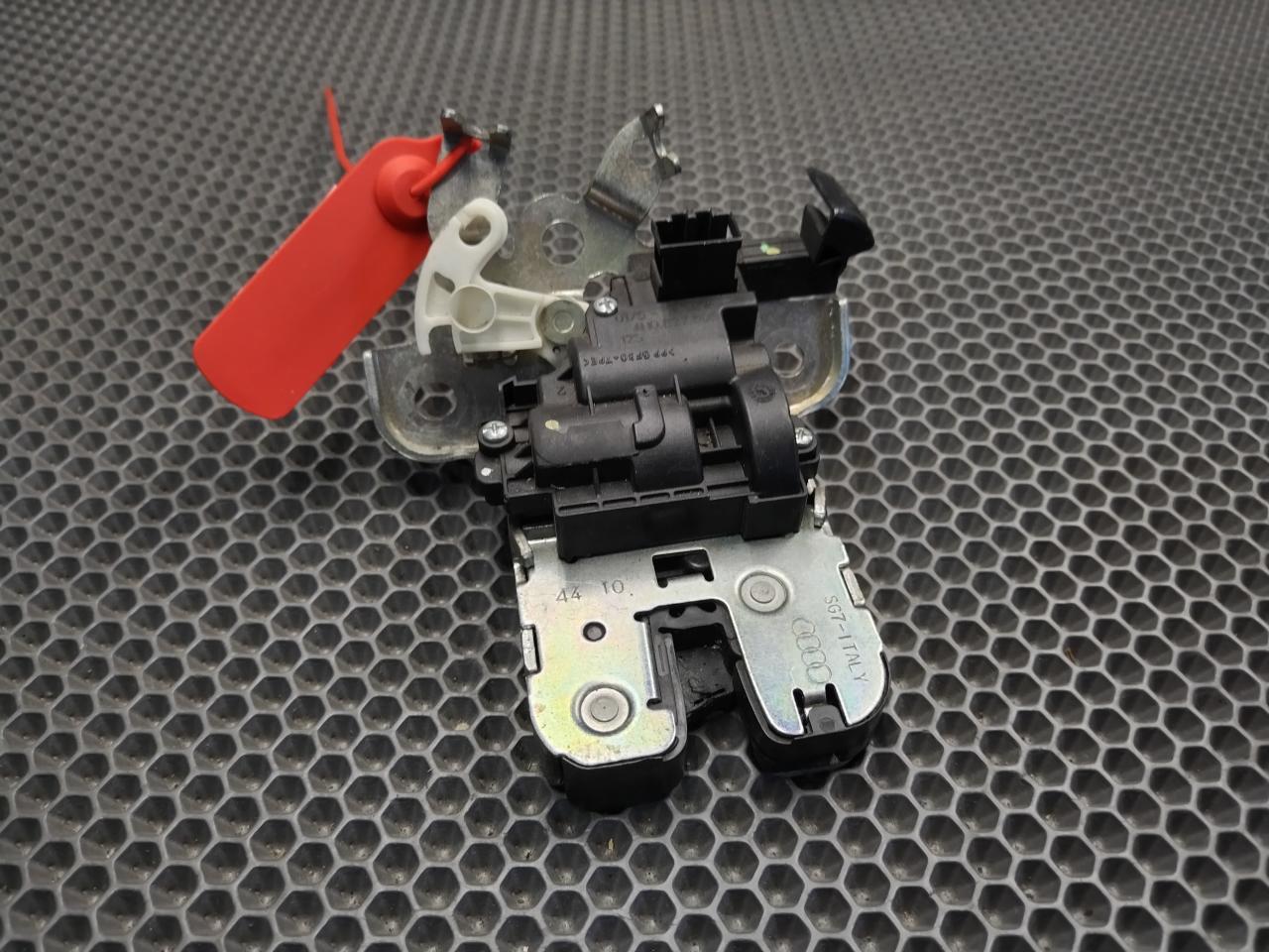 замок багажника Audi A8 D4/4H 2012, 4.2 л., CDRA, бензин, АКПП, седан, 4H0827505, 4H0827505A - фото №1