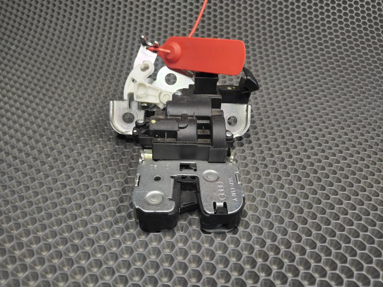 замок багажника Audi A8 D4/4H 2012, 4.2 л., CDRA, бензин, АКПП, седан, 4H0827505, 4H0827505A - фото №1