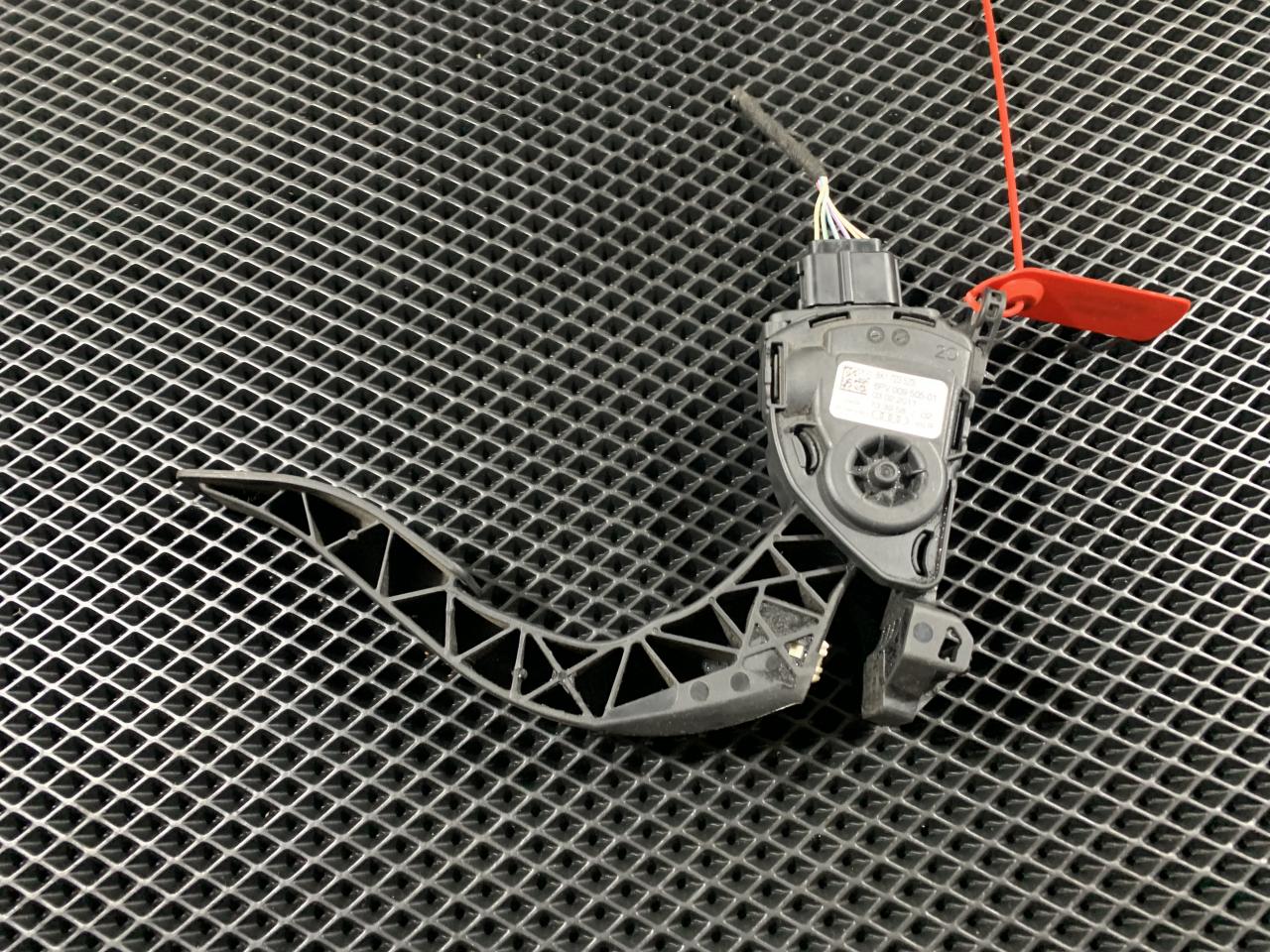 педаль Audi A8 D4/4H 2011, 4.2 л., CDRA, бензин, седан, 8K1723523, 8K1723523A - фото №1