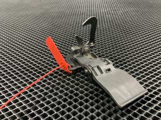 захватный крюк капота Audi A8 D4/4H 2012, 4.2 л., CDRA, бензин, АКПП, седан, 4H0823485C, 4H0823485D