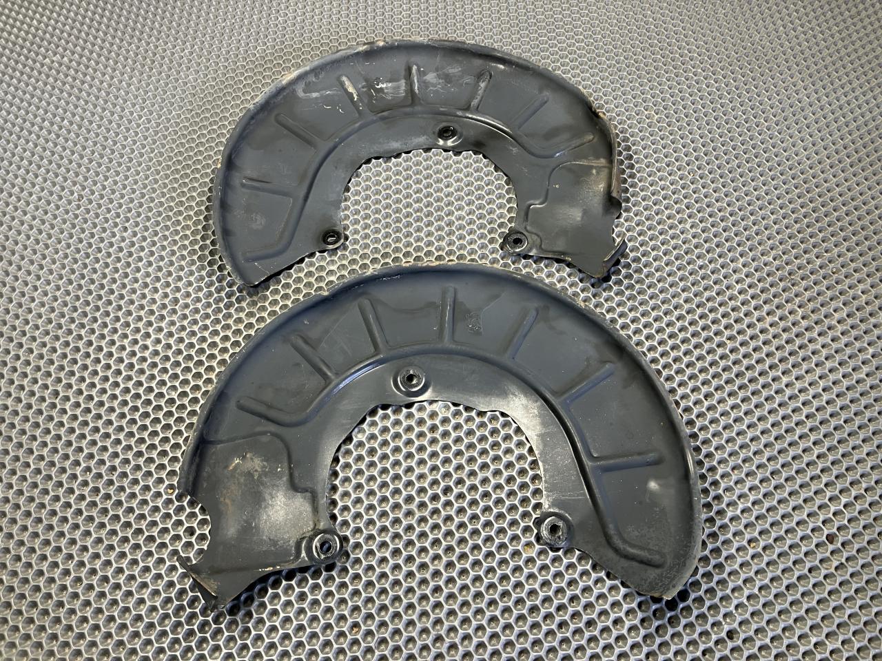 защитный кожух тормозного механизма Volkswagen Passat (USA) 1 поколение 2012, 2.5 л., CBTA, бензин, АКПП, седан, 1K0615312F, 1K0615311F - фото №1