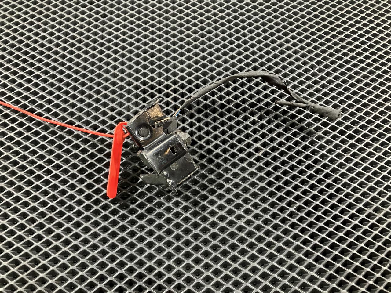 замок капота Mercedes-Benz GL-Класс X164 2006, 4.7 л., M 273.923, бензин, внедорожник 5 дв., A2198800160 - фото №1