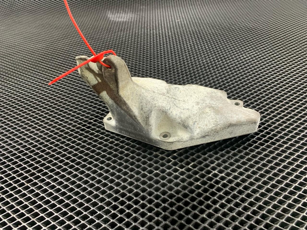 кронштейн двигателя Mercedes-Benz S-Класс W221 2008, 5.5 л., M 273.961, бензин, АКПП, седан, A2732231104 - фото №1