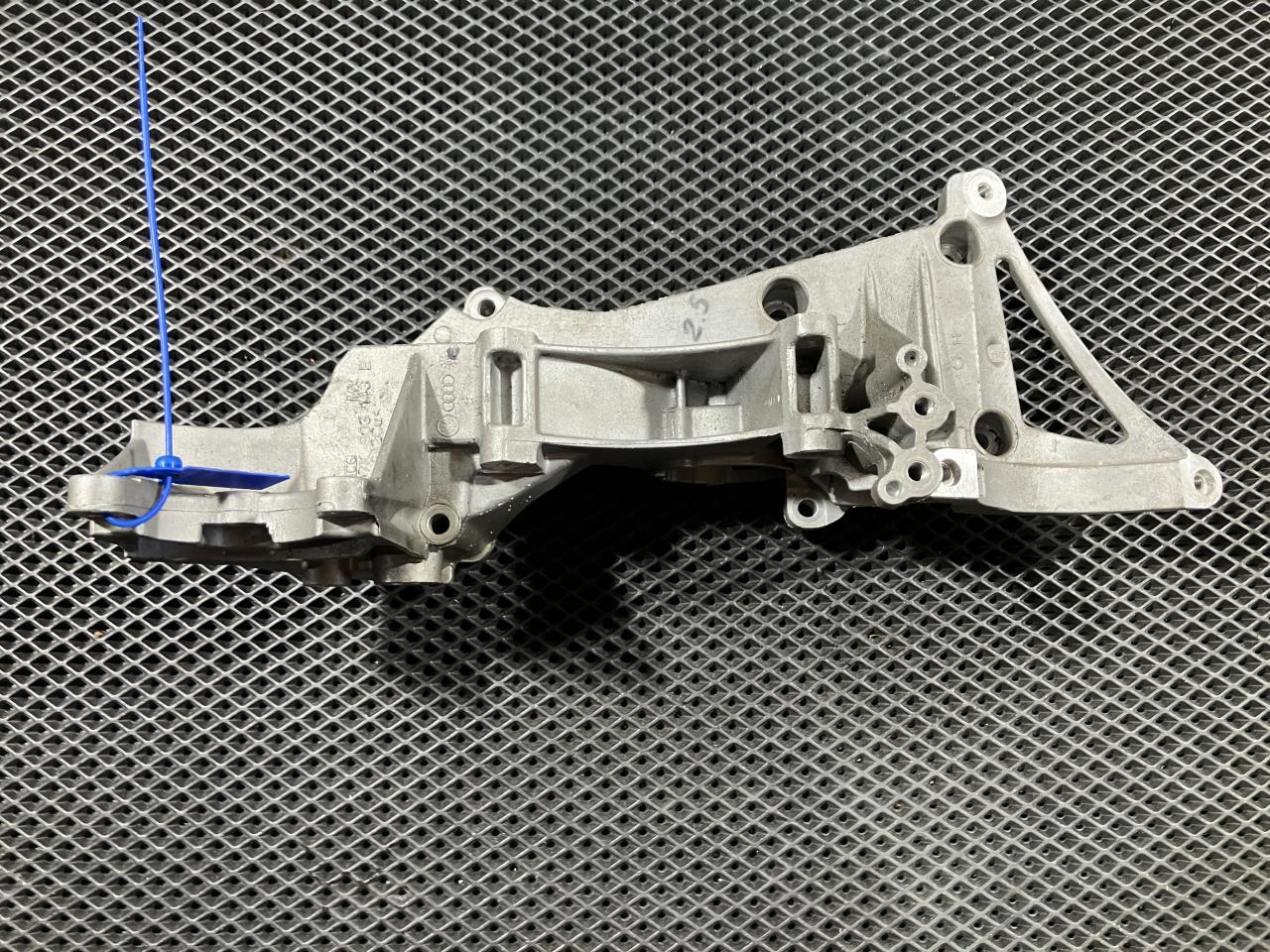 кронштейн генератора Volkswagen Passat (USA) 1 поколение 2011, 2.5 л., CBTA, бензин, АКПП, седан, 07K903143E - фото №1