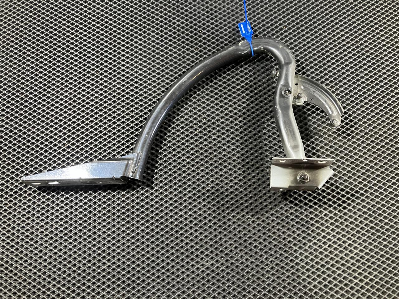 петля крышки багажника Audi A8 D4/4H 2012, 4.2 л., CDRA, бензин, АКПП, седан, 4H0827300D, 4H0827300E - фото №1