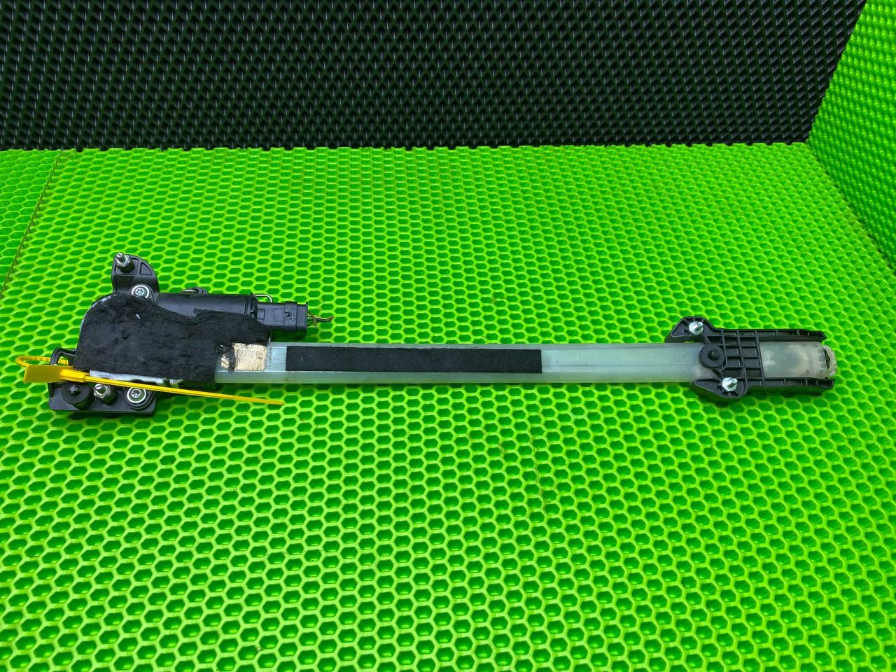 шторка солнцезащитная двери Audi A8 D4/4H 2012, 4.2 л., CDRA, бензин, АКПП, седан, 4H0861963 - фото №1