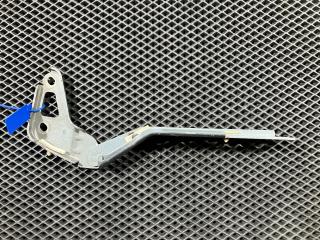 петля капота правая Audi Q7 4L 2008, 4.2 л., BAR, бензин, внедорожник 5 дв., 4L0823302