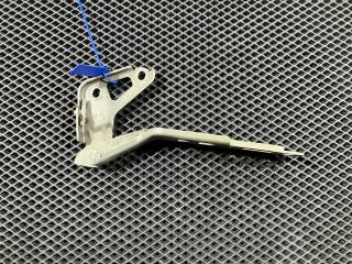 петля капота правая Audi Q7 4L 2008, 4.2 л., BAR, бензин, внедорожник 5 дв., 4L0823302