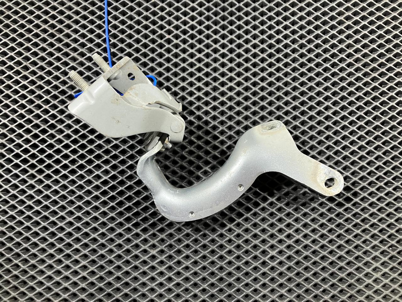 петля крышки багажника Audi Q7 4L 2008, 4.2 л., BAR, бензин, внедорожник 5 дв., 4L0827299B - фото №1