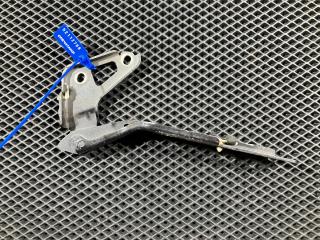 петля капота правая Audi Q7 4L 2008, 4.2 л., BAR, бензин, внедорожник 5 дв., 4L0823302