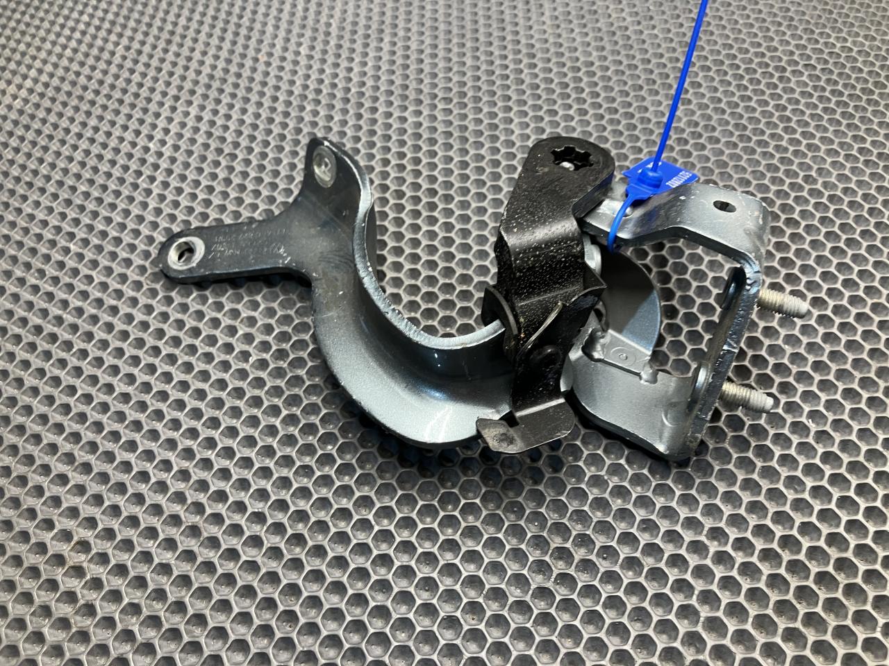 петля крышки багажника Audi Q7 4L 2008, 4.2 л., BAR, бензин, внедорожник 5 дв., 4L0827299B - фото №1