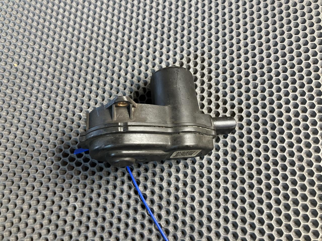 электроручник Audi A8 D4/4H 2012, 4.2 л., CDRA, бензин, АКПП, седан, 4H0615406AF - фото №1