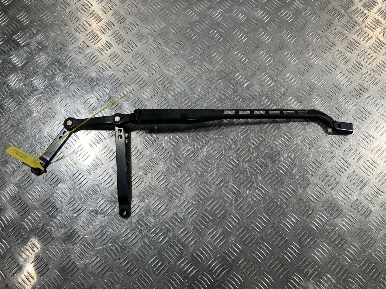 щеткодержатель (поводок стеклоочистителя, дворник) Mercedes-Benz GL-Класс X166 2015, 4.7 л., M 278.928, бензин, АКПП, внедорожник 5 дв., A1668201240 - фото №1