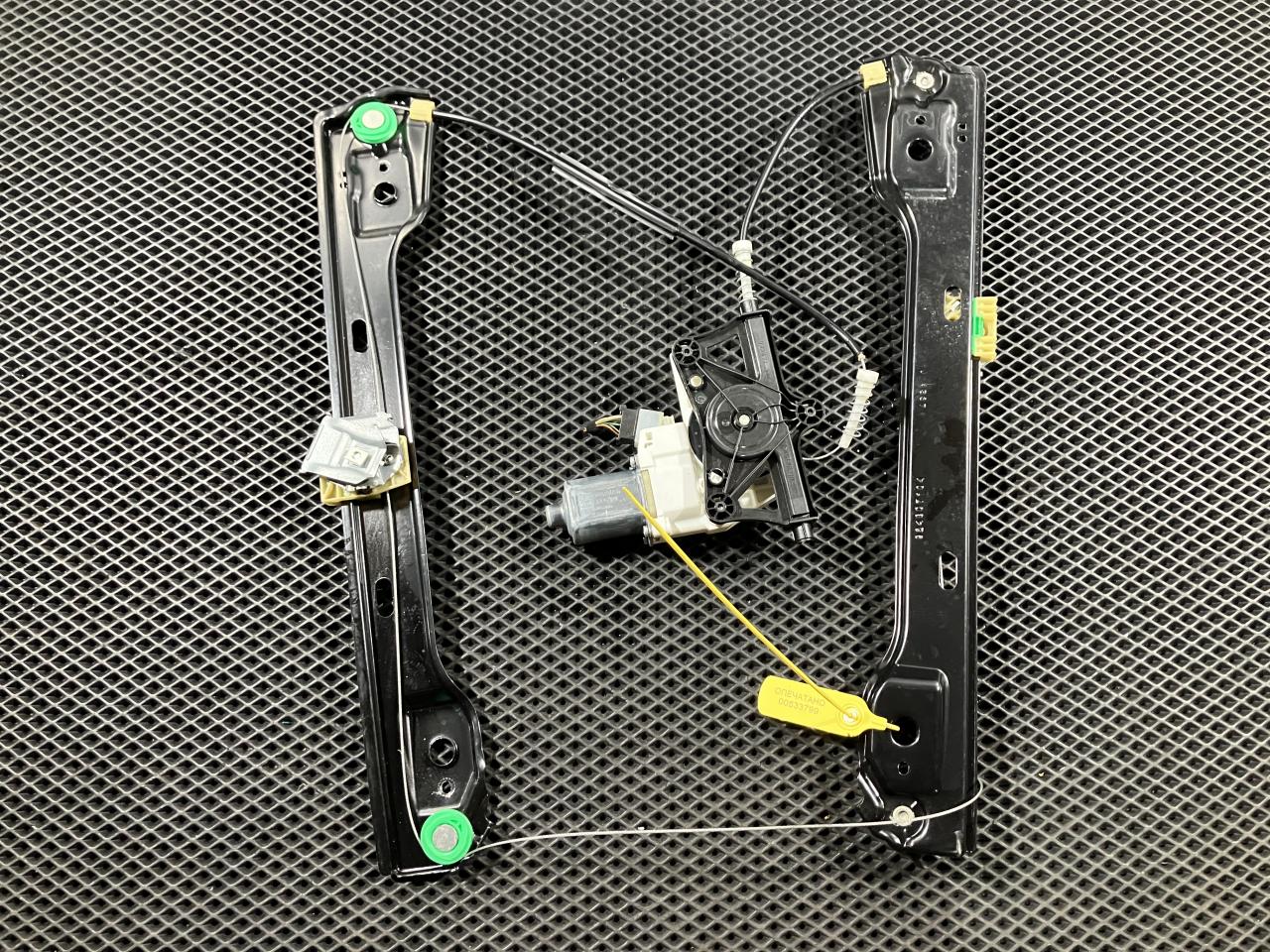 стеклоподъемник передний правый Mercedes-Benz M-Класс W166 2014, 4.7 л., M 278.927, бензин, АКПП, внедорожник 5 дв. - фото №1