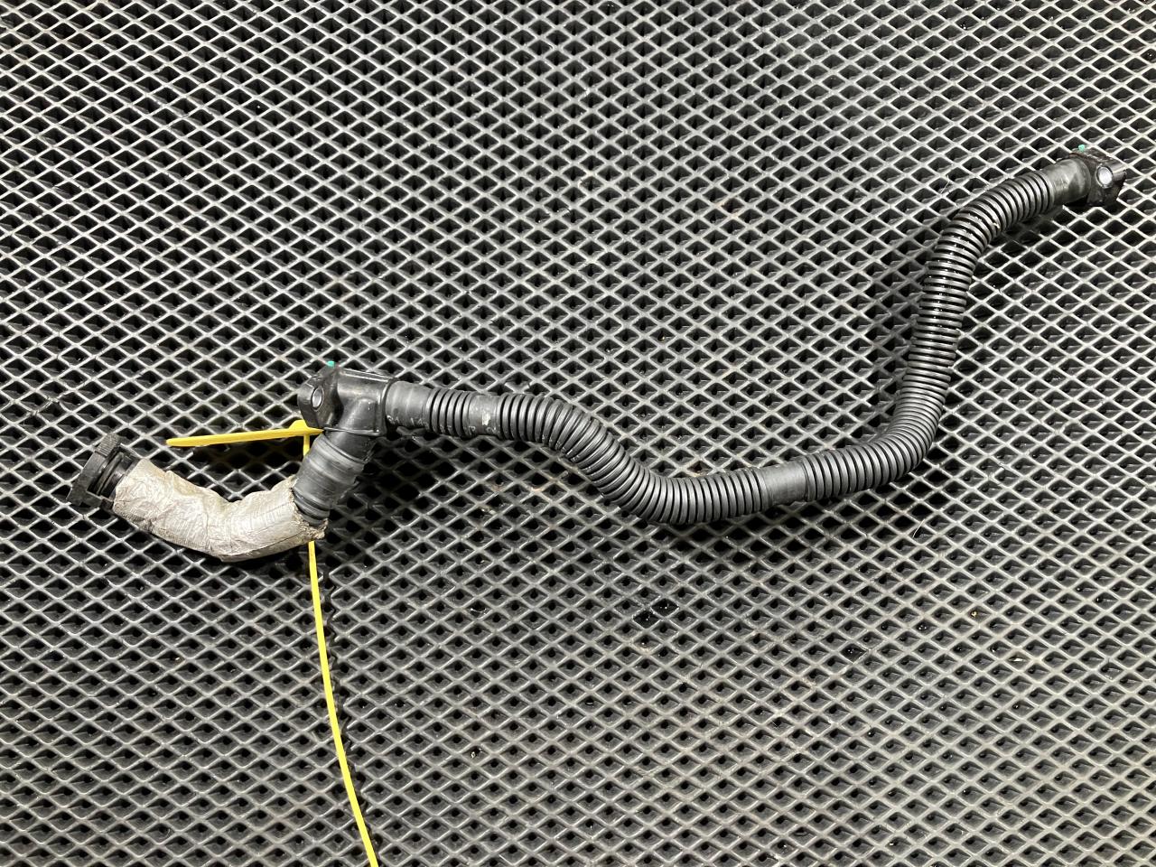 патрубок (трубопровод, шланг) Audi Q7 4M 2016, 3.0 л., CREC, бензин, АКПП, внедорожник 5 дв., 06E131143BF - фото №1