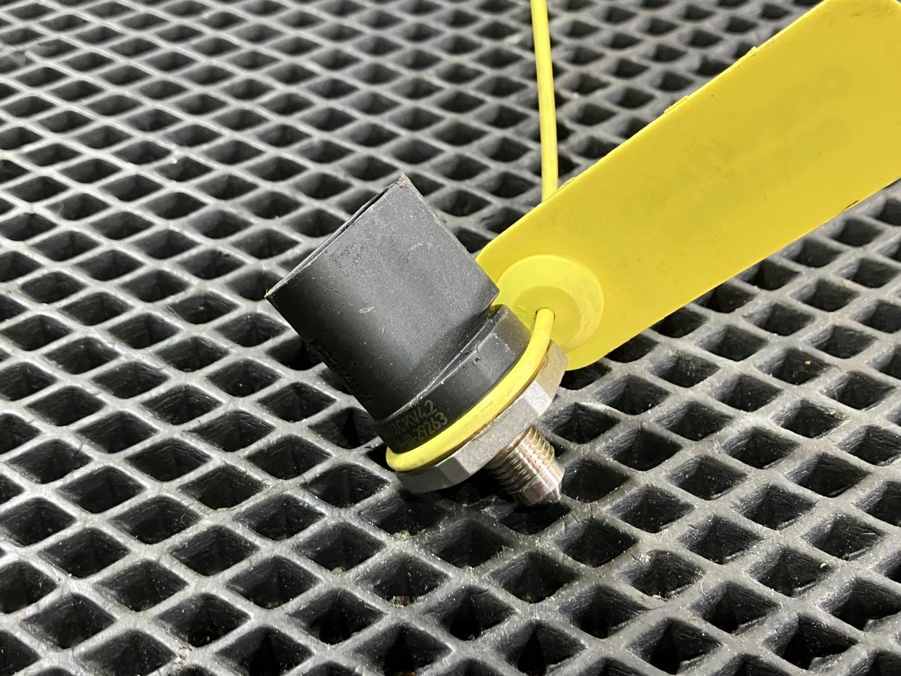 датчик давления топлива Audi Q7 4M 2016, 3.0 л., CREC, бензин, АКПП, внедорожник 5 дв., 06J906051F - фото №1