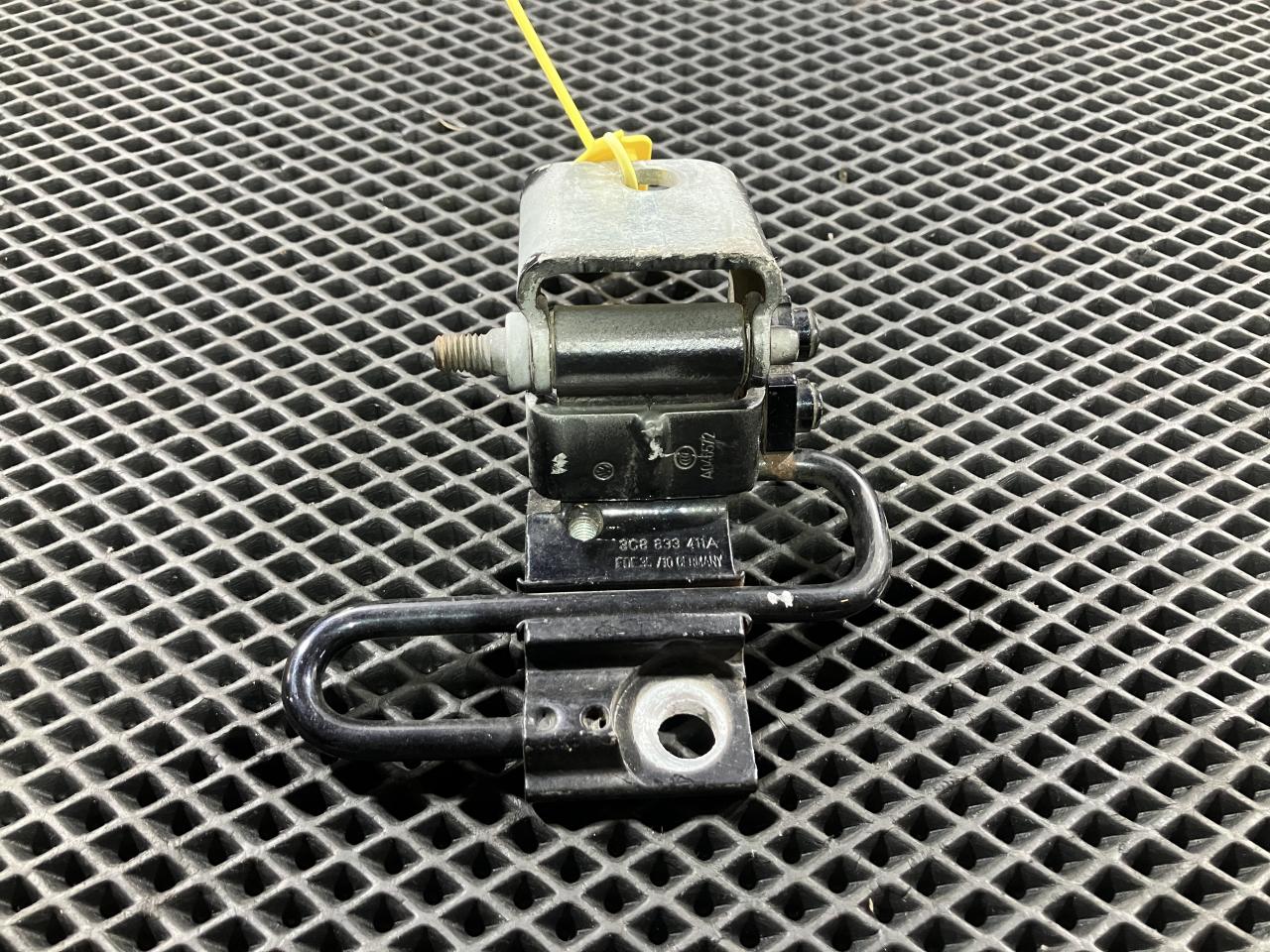 петля двери Volkswagen Passat CC 1 поколение 2012, 2.0 л., бензин, АКПП, купе, 3C8833411A - фото №1