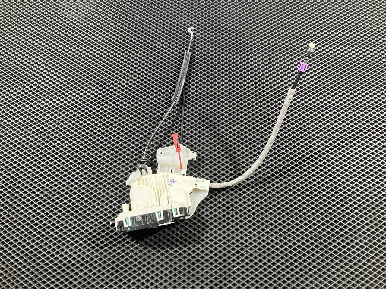 замок двери передней правой Mercedes-Benz E-Класс W212/S212/C207/A207 2011, 3.5 л., M 276.952, бензин, АКПП, седан, A2047203035 - фото №1