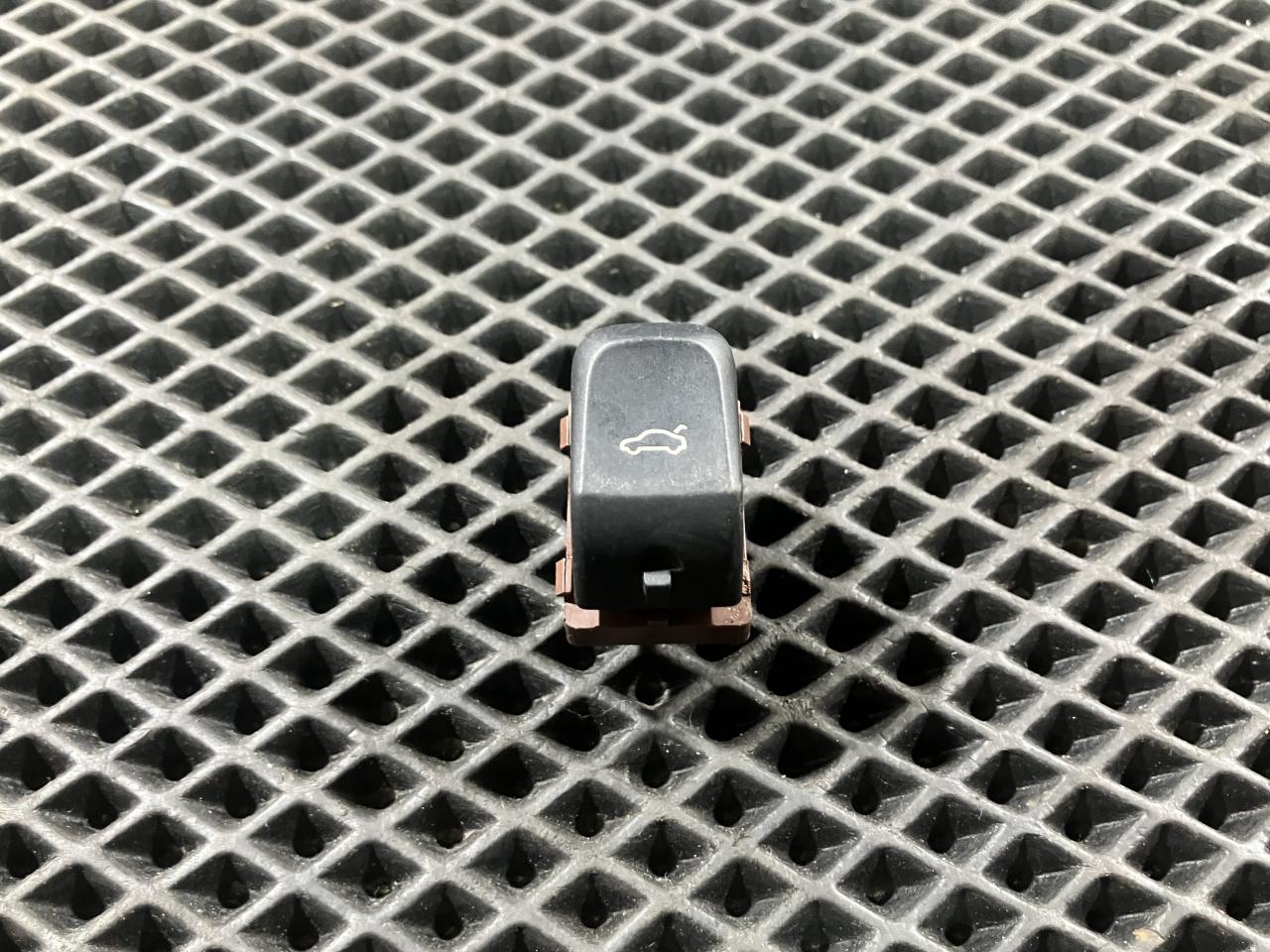 кнопка открытия багажника Audi A7 4G 2010, 3.0 л., CGWB, бензин, АКПП, хетчбэк 5 дв., 4H0959831A - фото №1