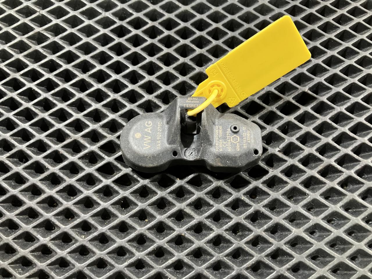 датчик давления в шине Volkswagen Passat CC 1 поколение 2011, 2.0 л., CCZB, бензин, купе, 3AA907275D - фото №1