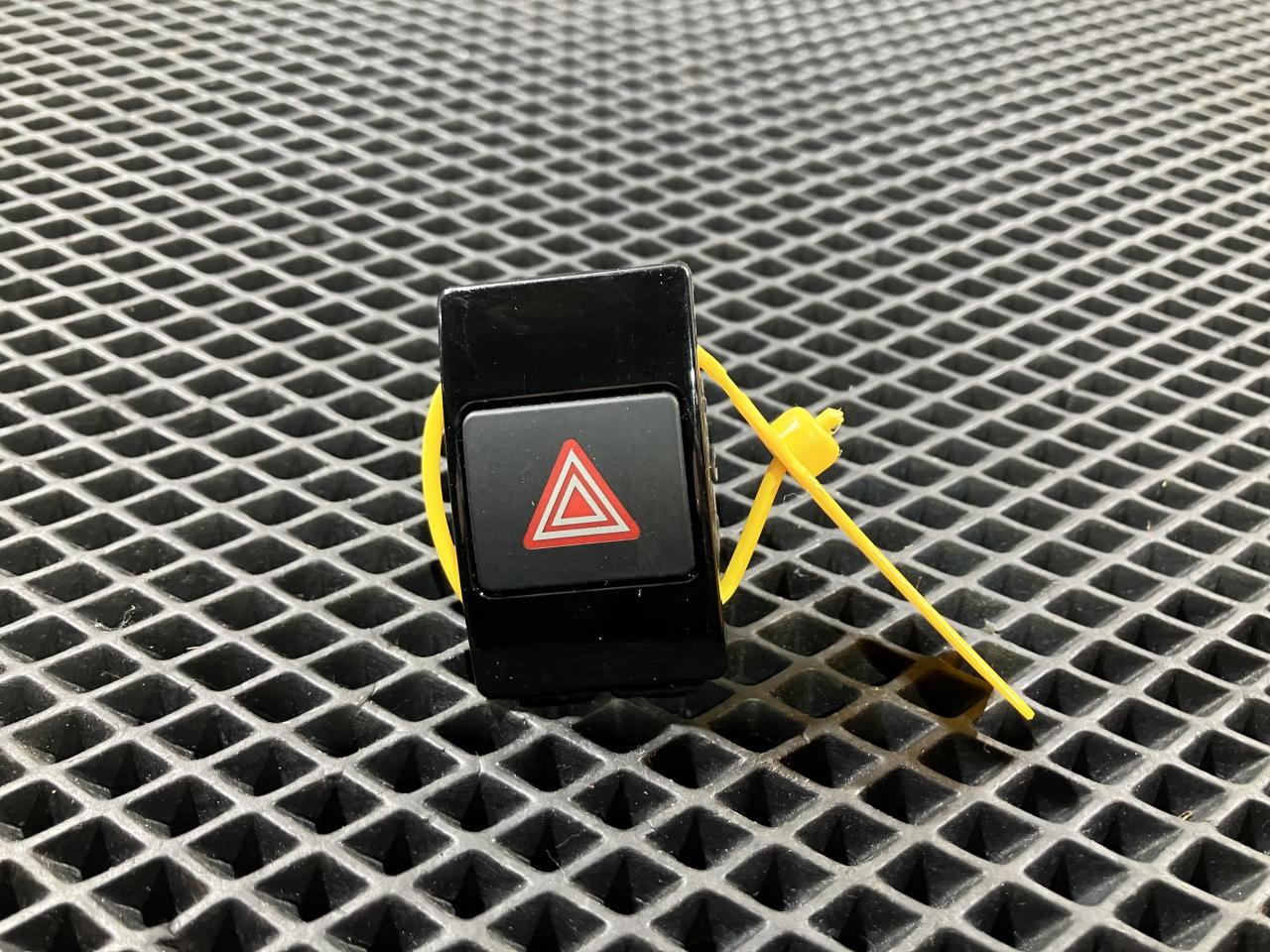 кнопка аварийной сигнализации Audi A7 4G 2011, 3.0 л., CGWB, бензин, 4G09415095PR - фото №1