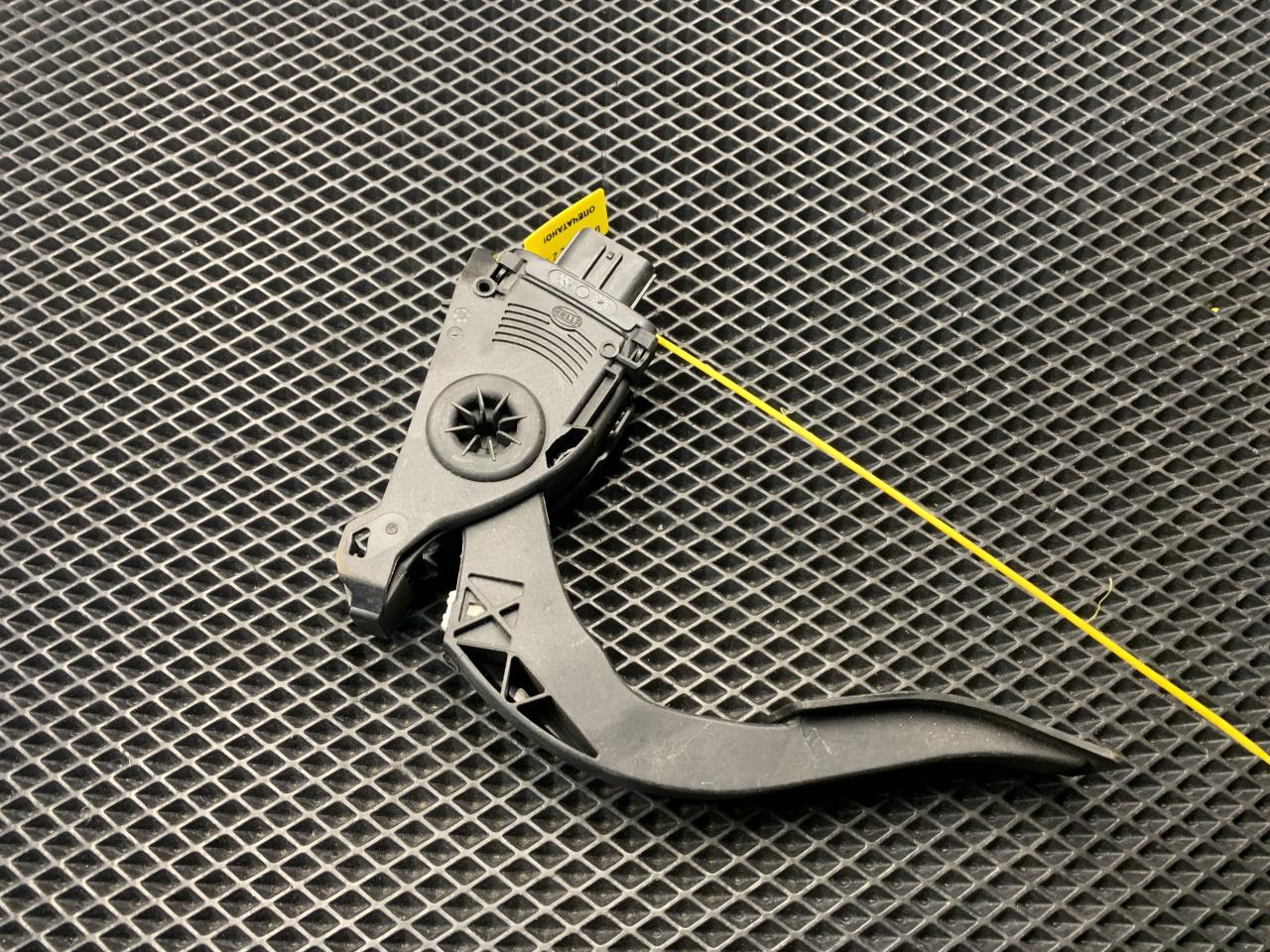 педаль Audi A8 D4/4H 2012, 4.2 л., CDRA, бензин, седан, 8K1723523A - фото №1