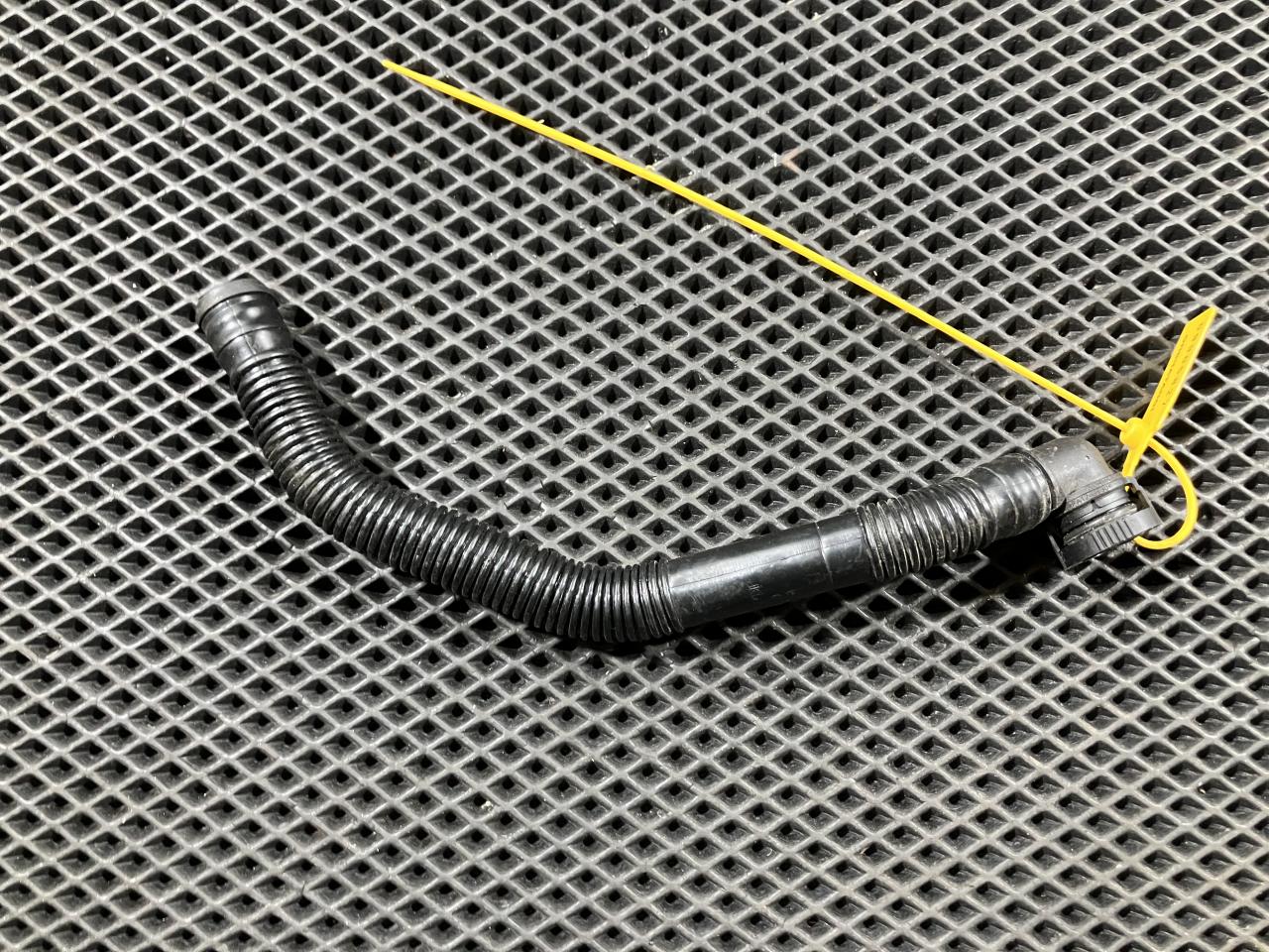 патрубок (трубопровод, шланг) Volkswagen Passat CC 1 поколение 2012, 2.0 л., CCZB, бензин, купе, 1K0129637D - фото №1