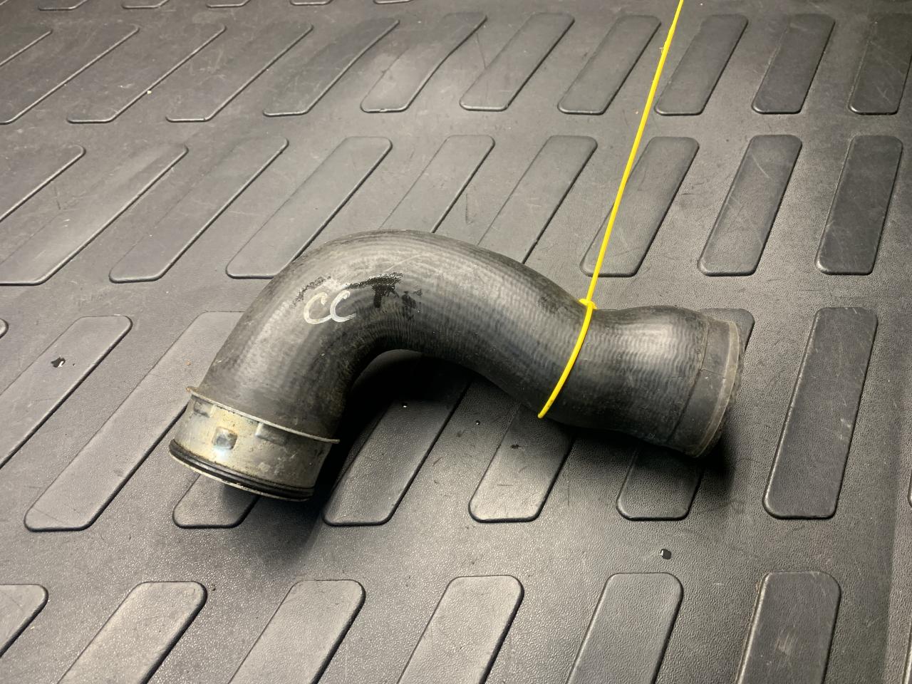 патрубок интеркулера Volkswagen Passat CC 1 поколение 2012, 2.0 л., CCZB, бензин, купе, 1K0145834AM - фото №1