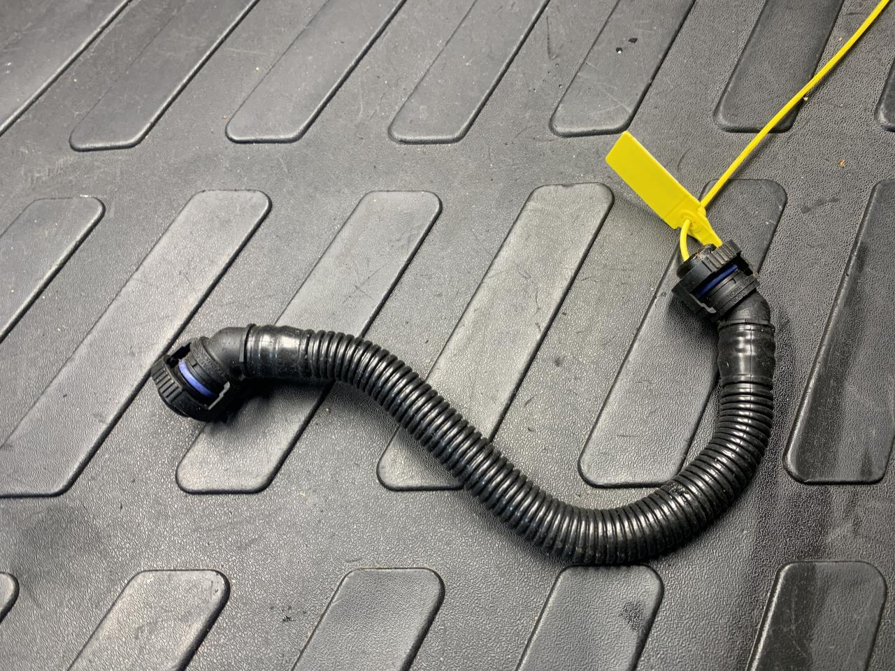 патрубок (трубопровод, шланг) Audi A6 4G/C7 2013, 2.0 л., CAEB, бензин, АКПП, седан, 06J103221A - фото №1