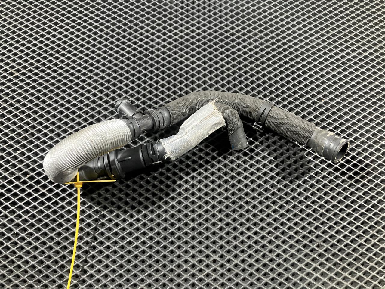 патрубок (трубопровод, шланг) Volkswagen Passat (USA) 1 поколение 2012, 2.5 л., CBTA, бензин, седан, 5C0122157D - фото №1