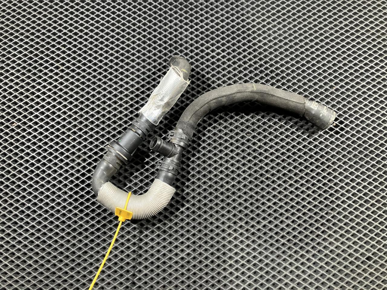 патрубок (трубопровод, шланг) Volkswagen Passat (USA) 1 поколение 2012, 2.5 л., CBTA, бензин, седан, 5C0122157D - фото №1