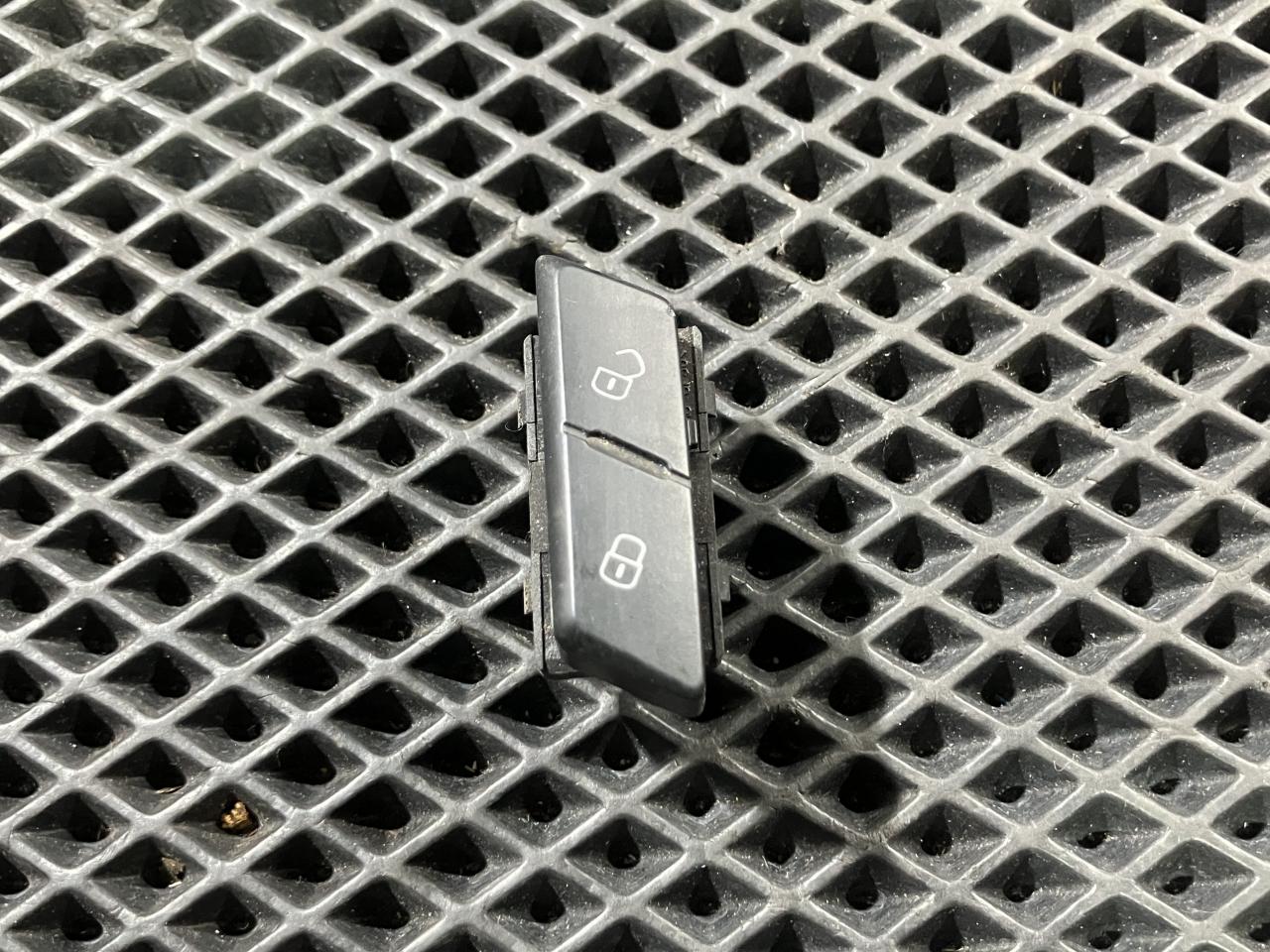 кнопка центрального замка Volkswagen Passat (USA) 1 поколение 2012, 1.8 л., бензин, седан, 561962136A - фото №1