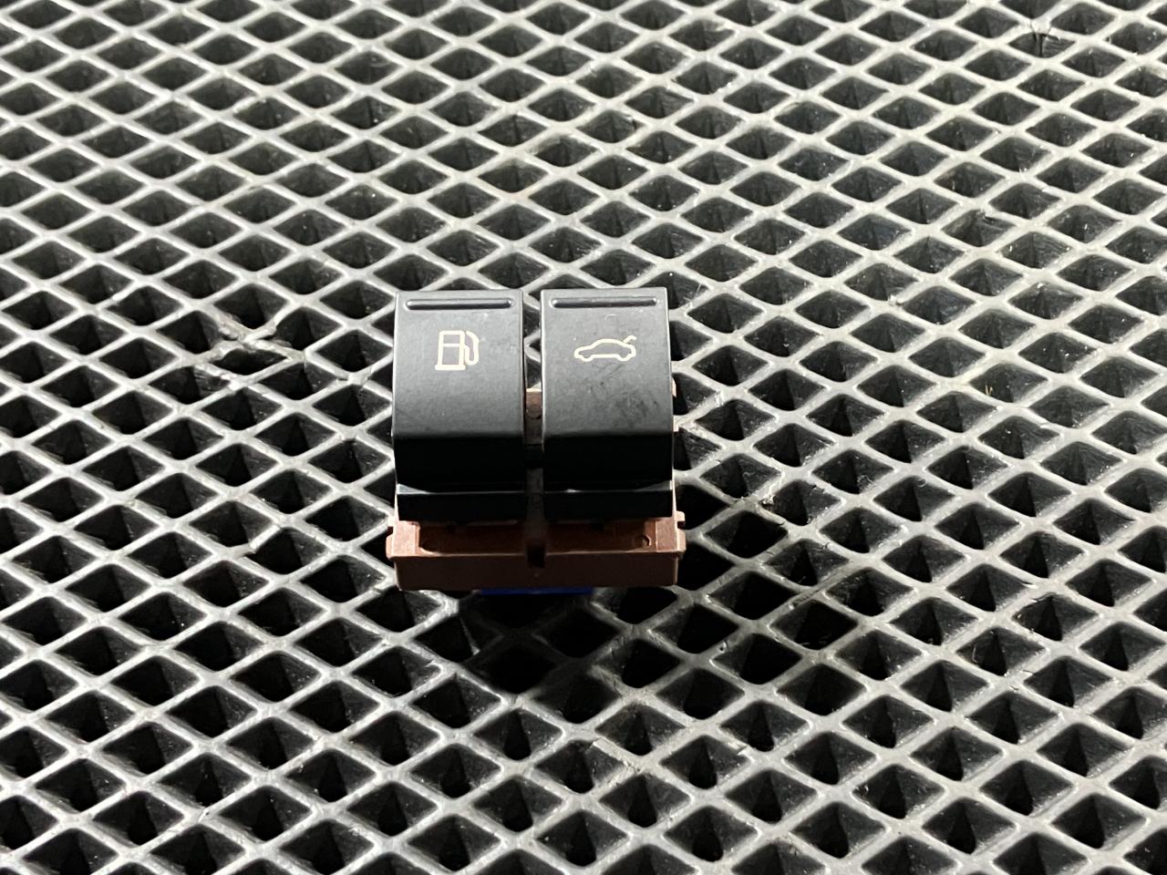 кнопка открытия лючка топливного бака Volkswagen Passat CC 1 поколение 2012, 2.0 л., CCZB, бензин, АКПП, купе, 3C0959903B - фото №1