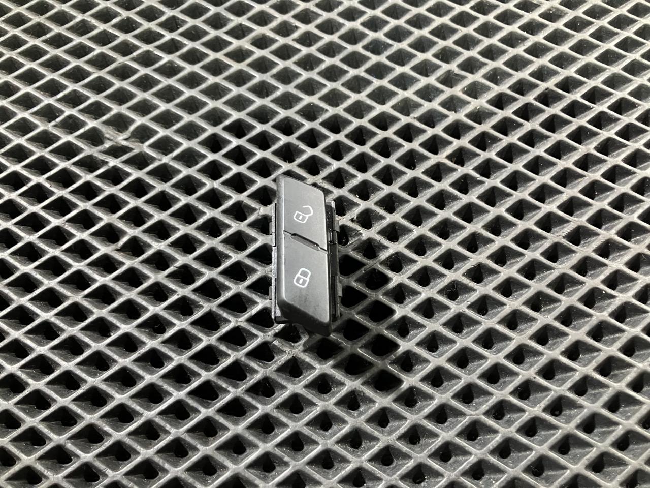 кнопка центрального замка Volkswagen Passat (USA) 1 поколение 2012, 1.8 л., бензин, седан, 561962136A - фото №1