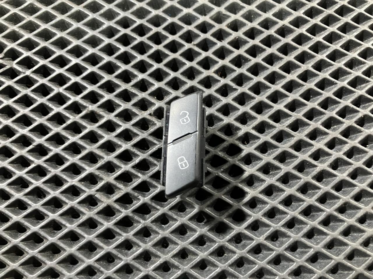 кнопка центрального замка Volkswagen Passat (USA) 1 поколение 2013, 1.8 л., бензин, седан, 561962125A - фото №1