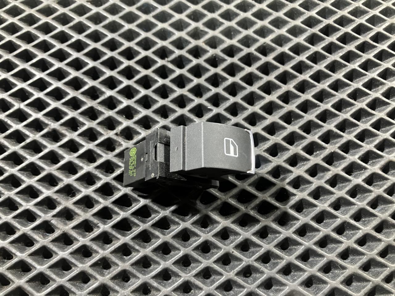 кнопка стеклоподъемника двери задней правой Volkswagen Passat (USA) 1 поколение 2013, 1.8 л., CPRA, бензин, АКПП, седан, 3C8959855 - фото №1