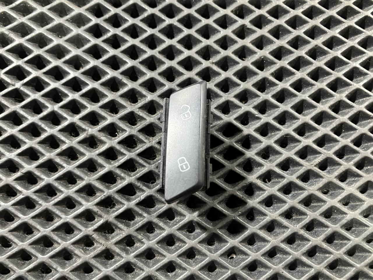 кнопка центрального замка Volkswagen Passat (USA) 1 поколение 2011, 1.8 л., бензин, седан, 561962125 - фото №1