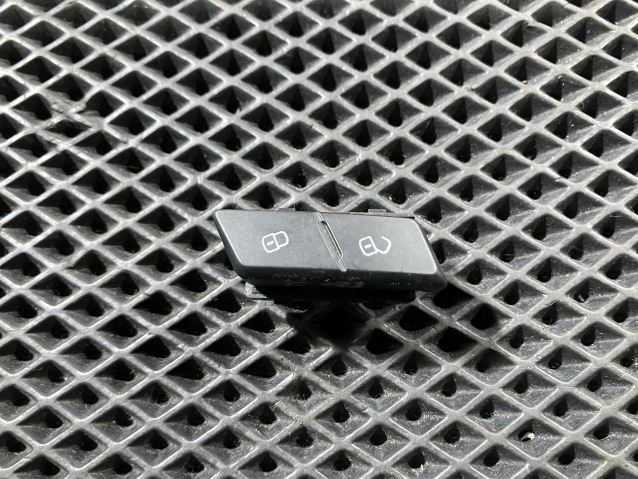 кнопка центрального замка Volkswagen Passat (USA) 1 поколение 2013, 1.8 л., бензин, седан, 561962135A - фото №1