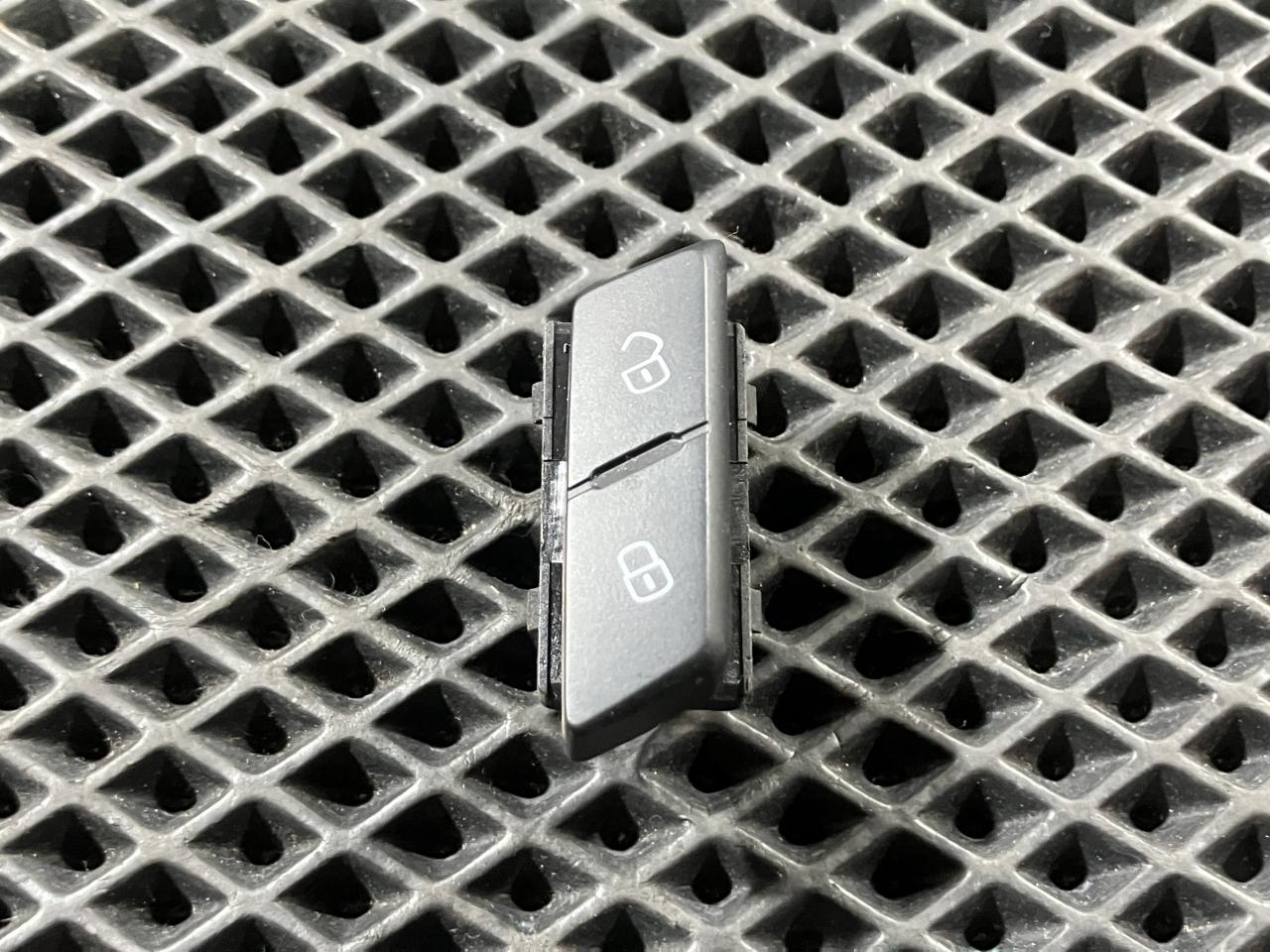 кнопка центрального замка Volkswagen Passat (USA) 1 поколение 2012, 1.8 л., бензин, седан, 561962125A - фото №1