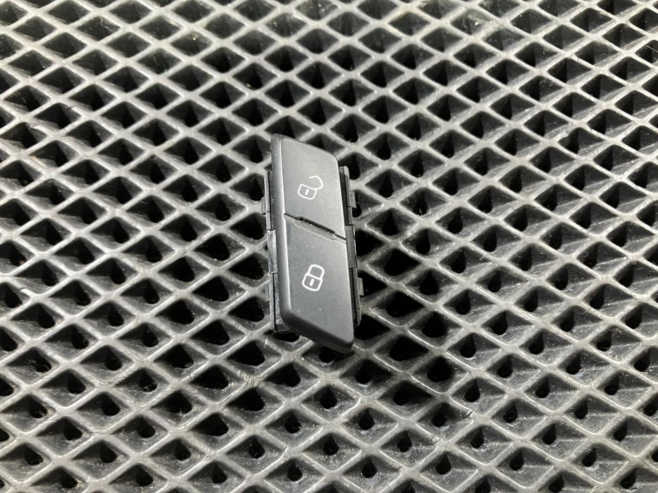 кнопка центрального замка Volkswagen Passat (USA) 1 поколение 2013, 1.8 л., бензин, седан, 561962126A - фото №1