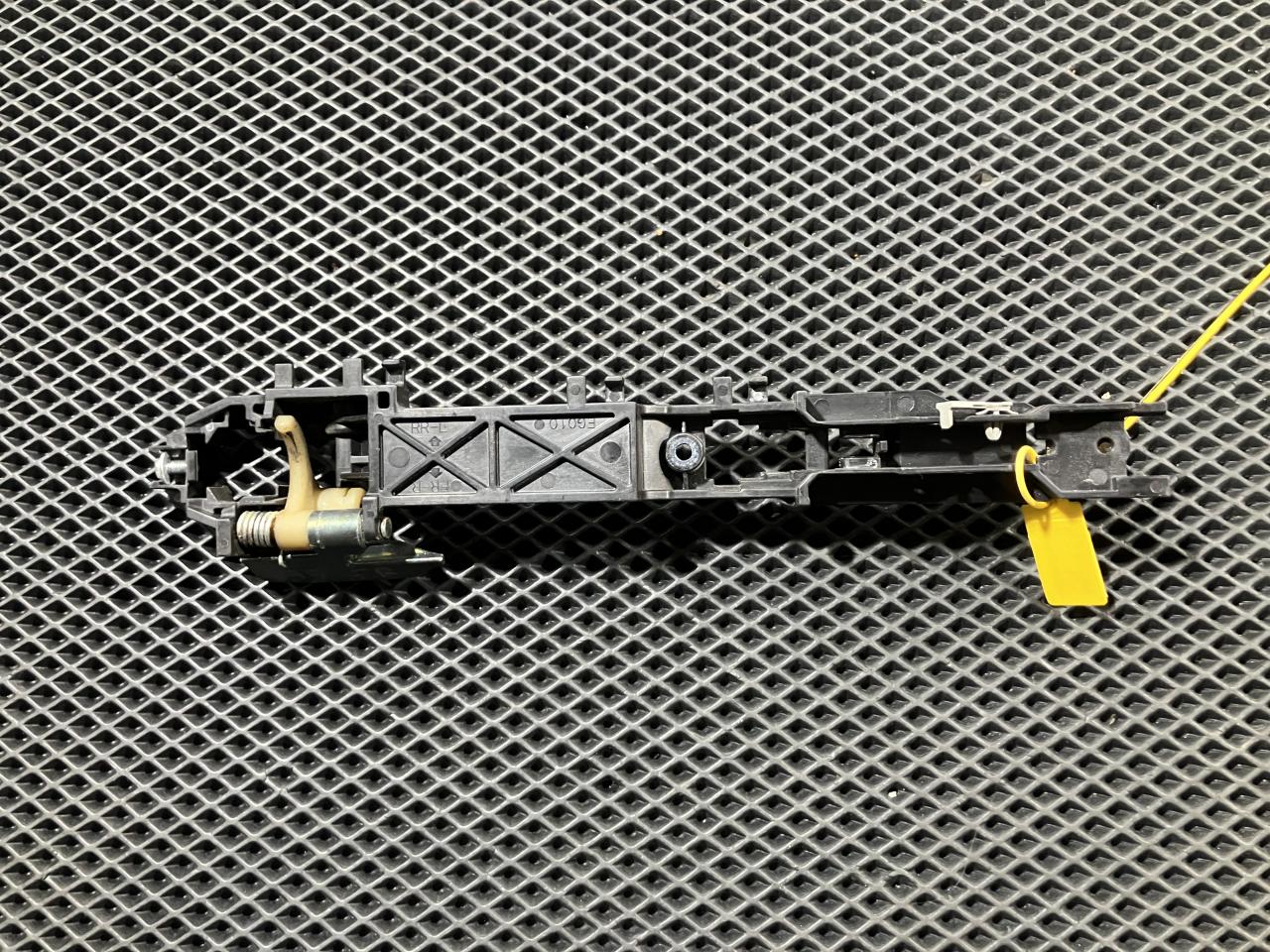 скелет ручки двери передней правой Infiniti G 4 поколение 2008, 3.5 л., VQ35HR, бензин, АКПП, седан, 80610-JK000 - фото №1