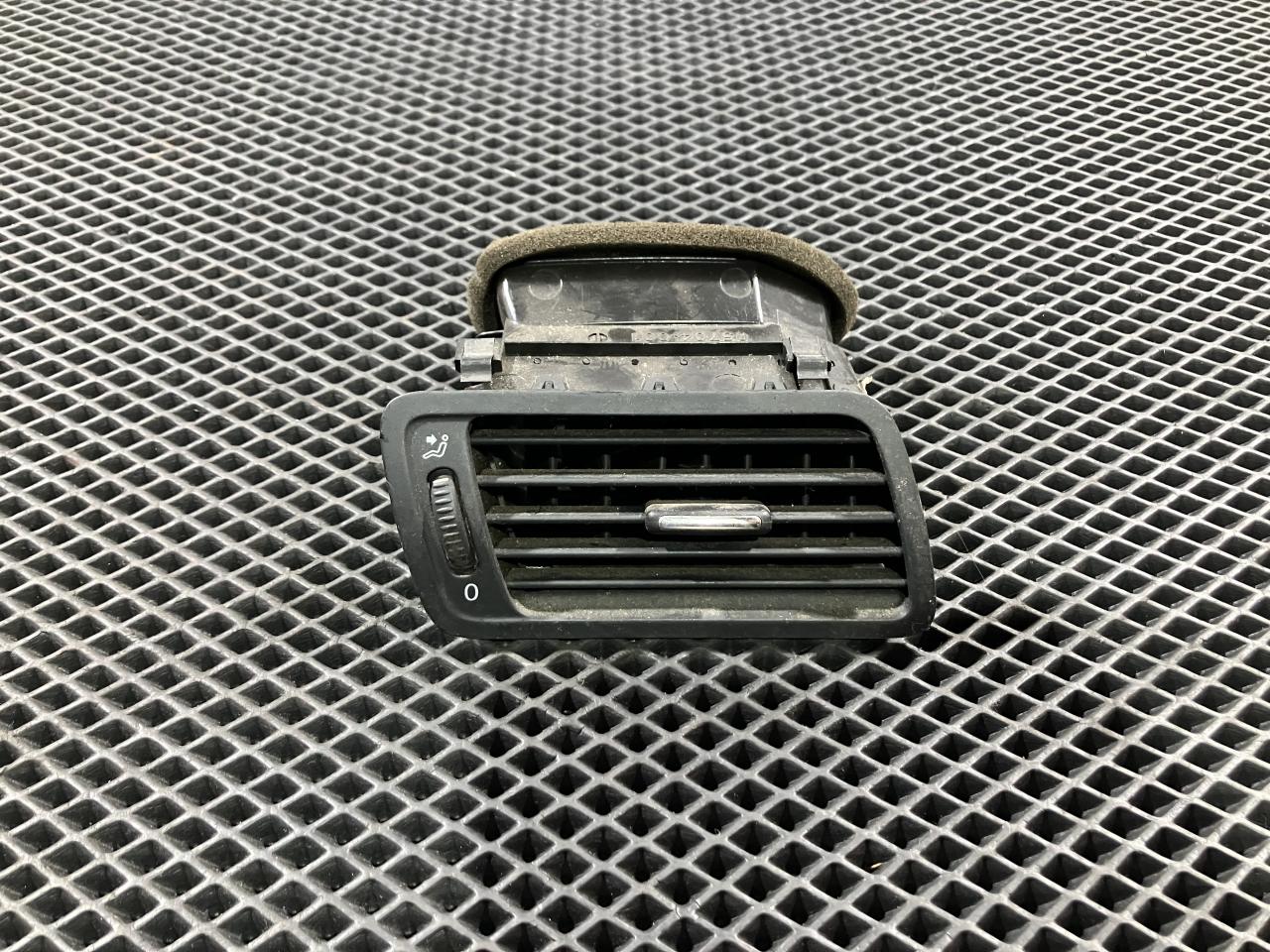дефлектор обдува салона Volkswagen Passat B6 2005, 2.0 л., BPY, бензин, 3C1819702F, 3C1819702E - фото №1