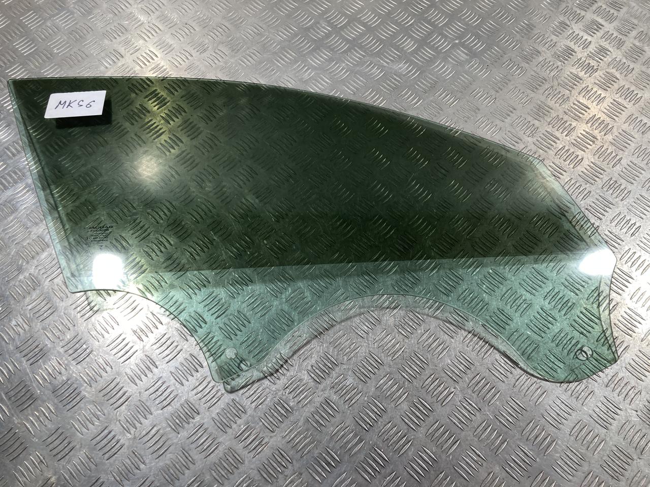 стекло двери передней правой Jaguar XE 1 поколение 2016, 5.0 л., 508PN, бензин, АКПП, седан - фото №1