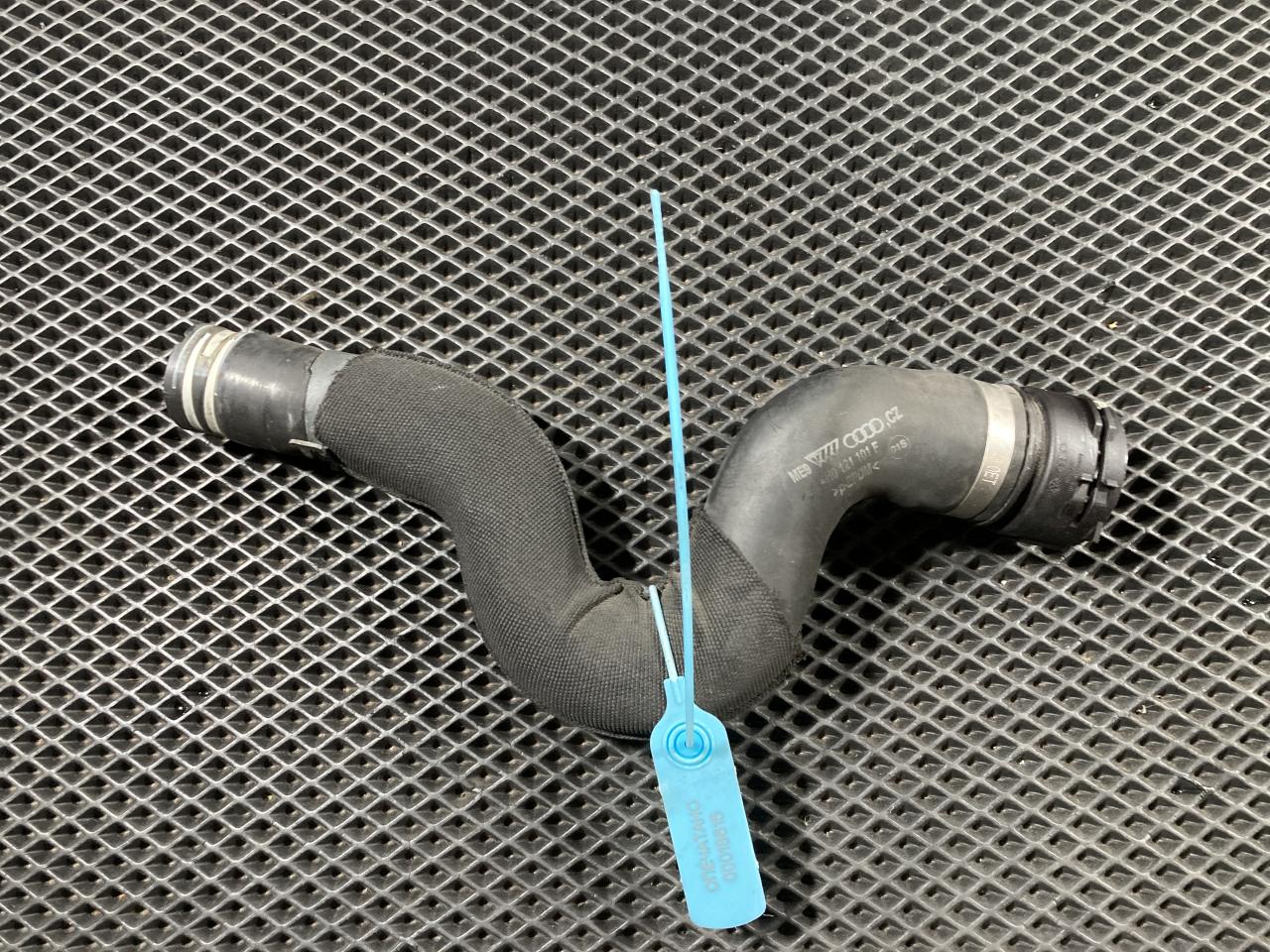 патрубок радиатора Audi A8 D4/4H 2012, 4.2 л., CDRA, бензин, АКПП, седан, 4H0121101F - фото №1