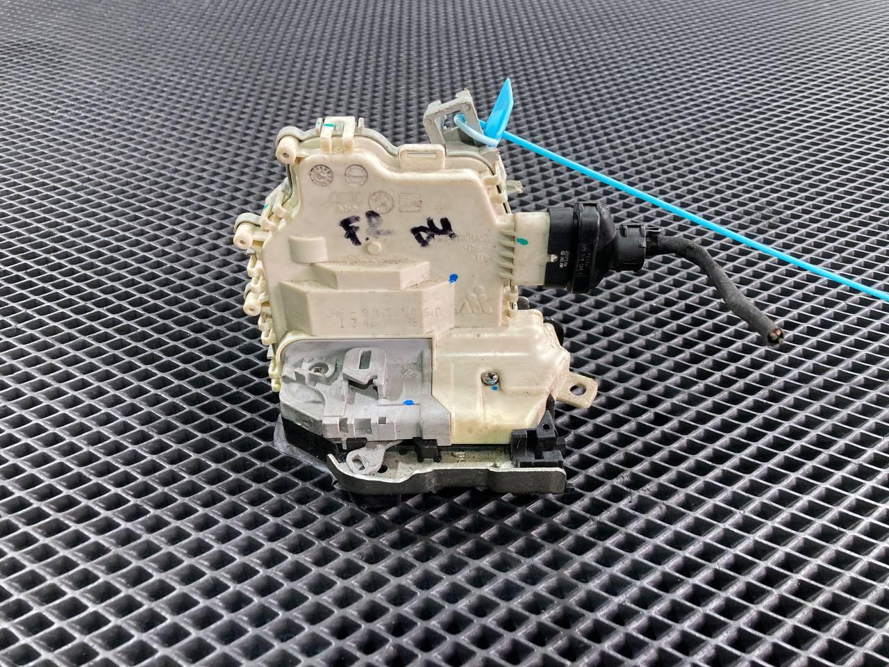 замок двери передней правой Audi A8 D4/4H 2010, 3.2 л., CALB, бензин, 8J1837016D - фото №1