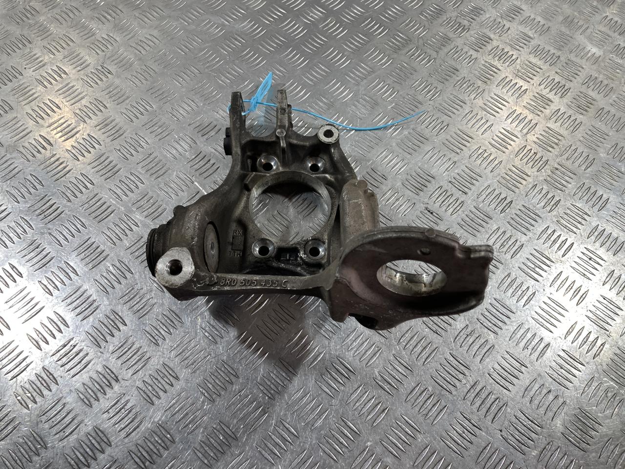 кулак задний левый Porsche Macan 1 поколение 2017, 3.0 л., бензин, АКПП, внедорожник 5 дв., 8R0505435C - фото №1